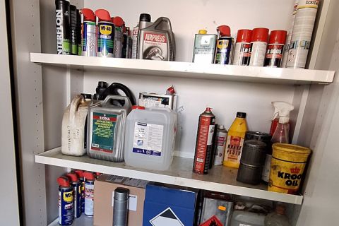 VGM Breed Kast met producten met etiketten voor gevaarlijke stoffen.