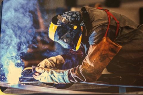 Foto van een lasser(bij Interview met Imke Breedveld in vakblad Arbo).
