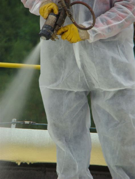een foto van een werknemer met de juiste beschermkleding voor het werken met PUR-schuim.