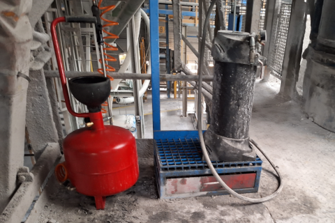 VGM Breed Nieuws - Rood olievat met geïntegreerde lekbak in de dop.