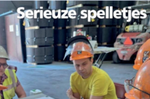 Foto van Imke Breedveld met medewerkers aan tafel.