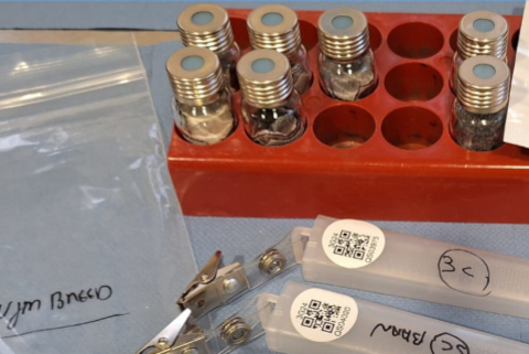 Foto van buisjes met te testen materialen tijdens VGM controlewerk.