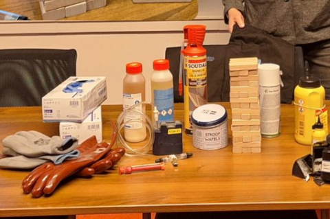 Foto van producten die diisocyanaten bevatten op een tafel.