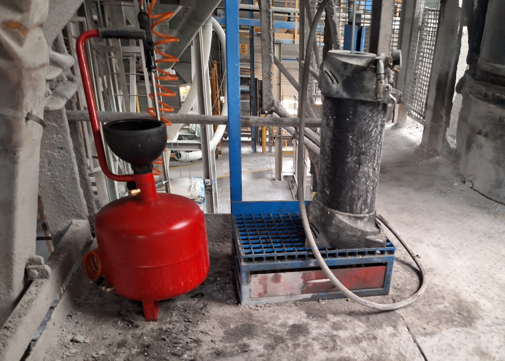 VGM Breed Nieuws - Rood olievat met geïntegreerde lekbak in de dop.